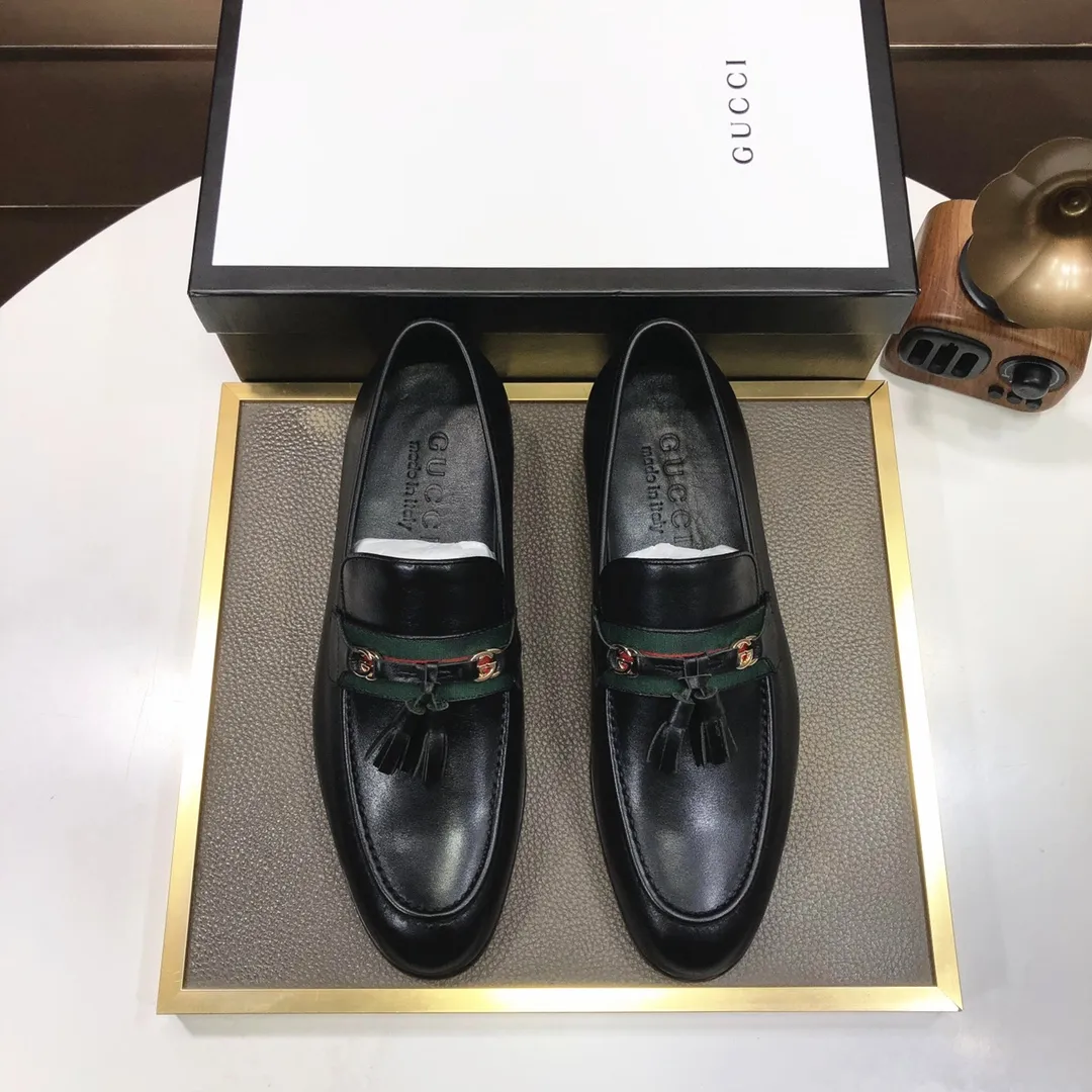Factory batch 500💰Italy’s top luxury men’s shoe giant (GUCCI) (Gucci) (full cowhide lining) new arrival🍃Original European style🔰 Pleasant to the eye😍In order to make the shoes more durable and non-deformable🌀The production continues to follow traditional methods but there is still no lack of innovation💪The original sheepskin is selected for the leather♻️Smooth, natural and extra bright⭐Made of imported cowhide The rich man’s first choice 38-45 (45 customized)